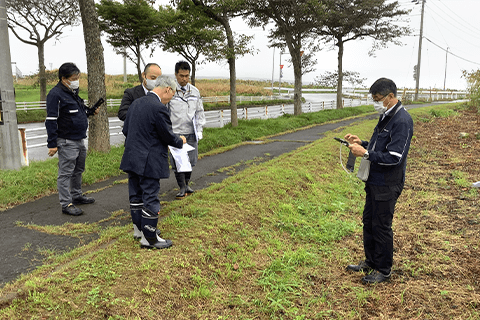 地鎮祭の前に、敷地の境界確認、敷地のどこに建物が建つのかを確認しました。弊社代表が大和ハウス工業の設計担当から説明を受けている写真です。