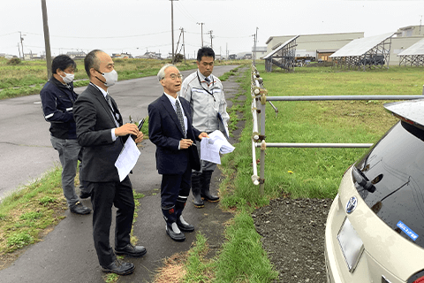 弊社代表が大和ハウス工業の設計担当から説明を受けている様子です。